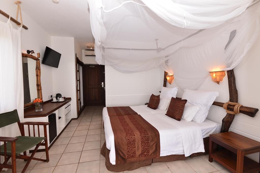 Bahari Beach Hotel Mombasa Zimmer foto