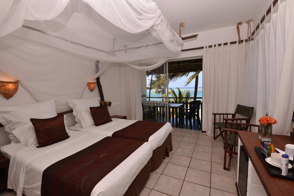 Bahari Beach Hotel Mombasa Zimmer foto